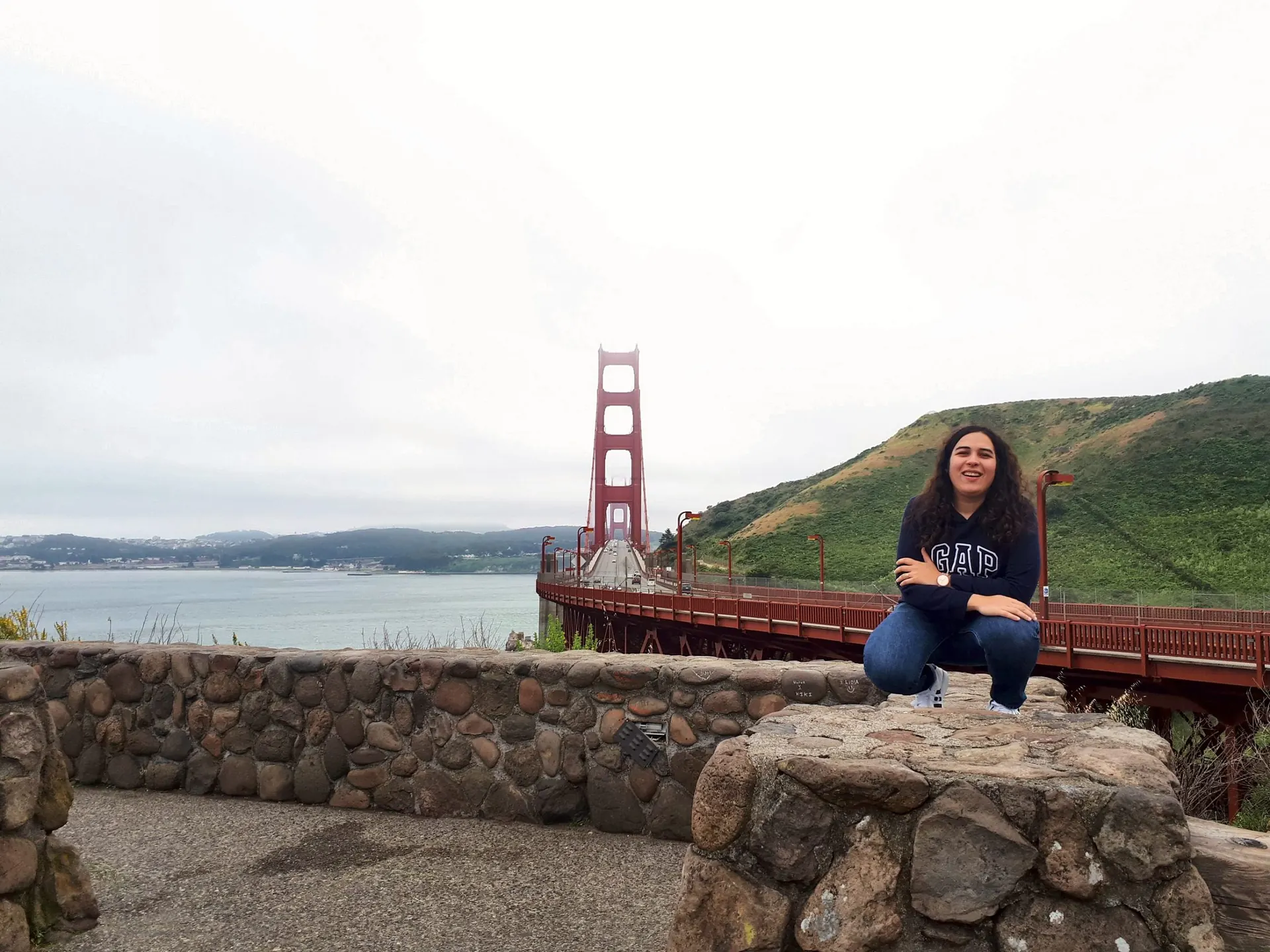 Julia sonriendo frente al puente Golden Gate, en San Francisco