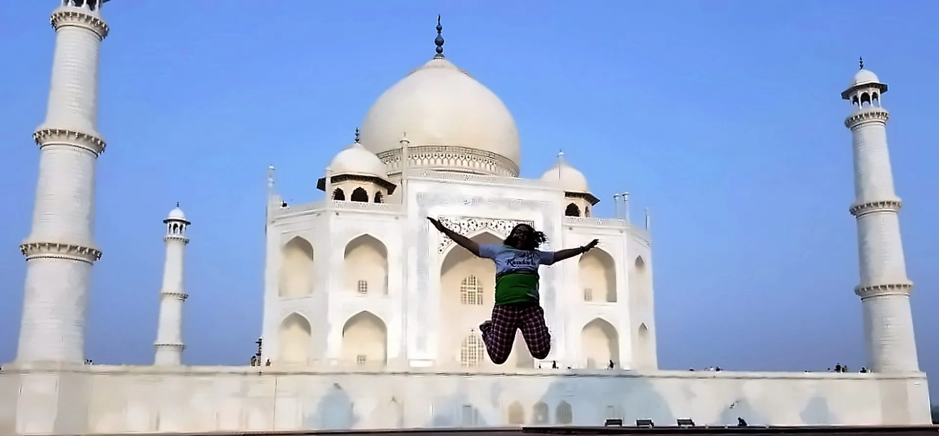 Julia saltando frente al Taj Mahal, en la India